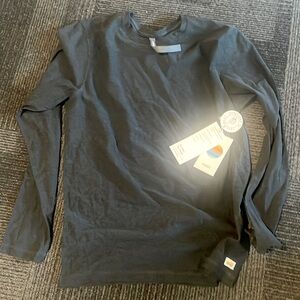 NEW Vuori Men's strato tech tee in charcoal